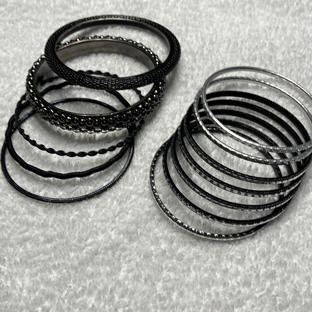 12 Gorgeous Black and Silver Bracelets